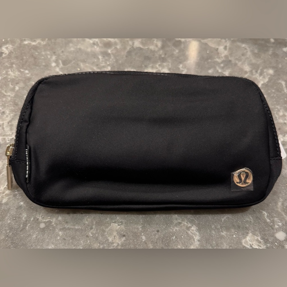 NWT lululemon Everywhere Belt Bag, black and gold with black plastic buckle - Picture 3 of 5